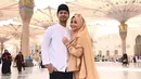 Nagita Slavina tetap terlihat stylish dan fashionable dengan memakai hijab syari di tanah suci saat umrah bersama sang suami. Keduanya pun tampak mesra dan lengket bak pasangan muda-mudi. Hijab berwarna oranye tersebut nampak sangat cocok ia kenakan. (Liputan6.com/IG/@raffinagita1717)