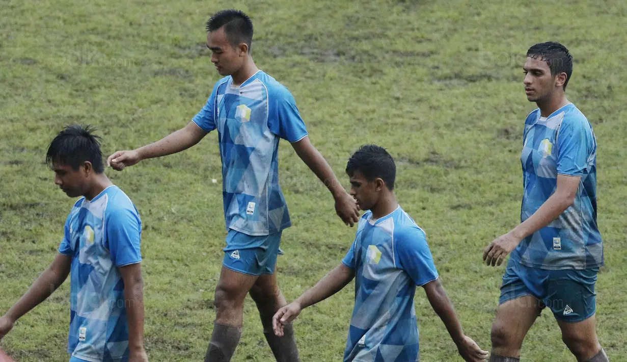 Para pemain STIE Perbanas tampak lesu usai takluk dari UM pada laga Torabika Cup 2017 di Stadion Cakrawala, Malang, Rabu (22/11/2017). UM menang 3-0 atas Perbanas. (Bola.com/M Iqbal Ichsan)