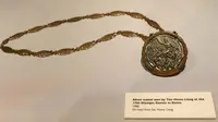 Medali perak Olimpiade Roma tahun 1960 pun di pamerkan di Museum Olah Raga Singapura. (Bola.com/Arief Bagus)