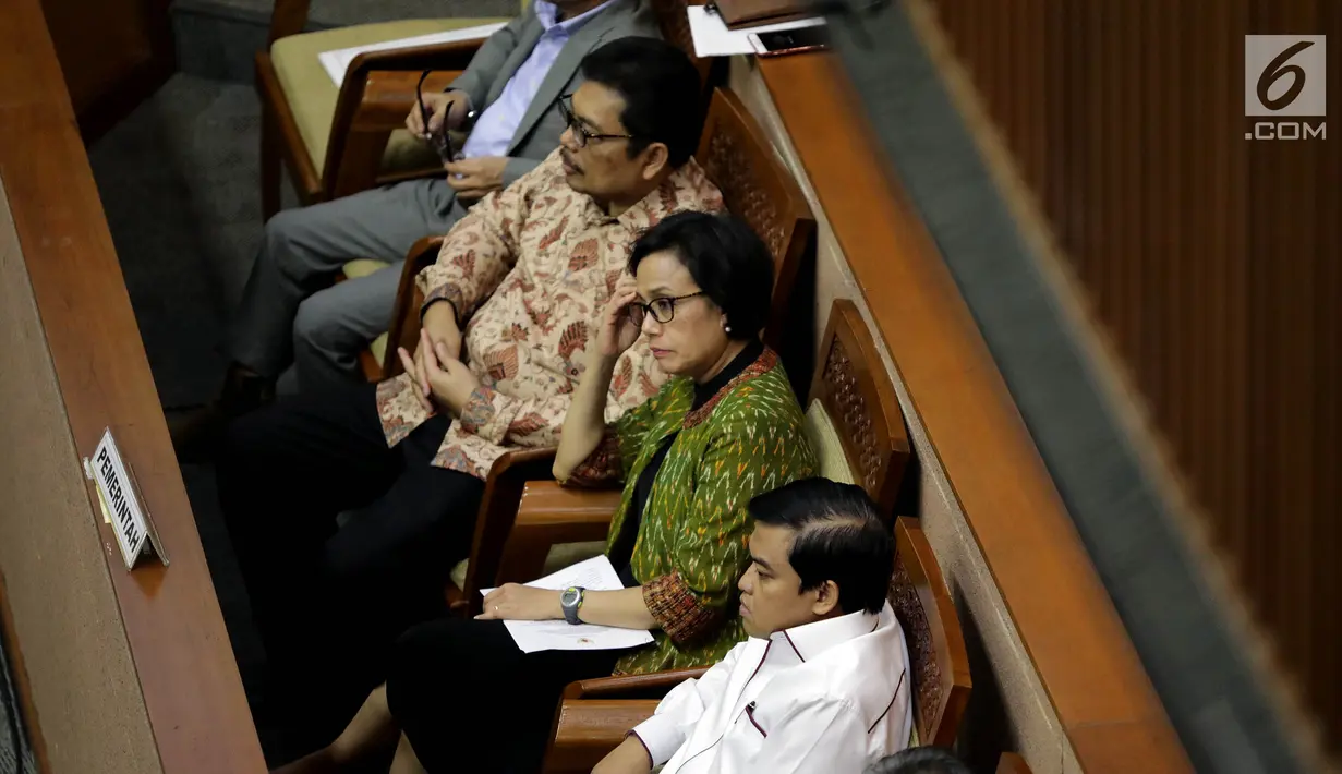 Menteri Keuangan Sri Mulyani menghadiri Rapat Paripurna DPR RI di Kompleks Parlemen, Jakarta, Kamis (27/7). Rapat mengambil keputusan persetujuan aturan intip rekening dari Perppu Nomor 1 Tahun 2017 menjadi UU. (Liputan6.com/Johan Tallo)