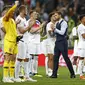 Gareth Southgate dan timnas Inggris memberikan penghormatan kepada suporter. (AP/Matthias Schrader)