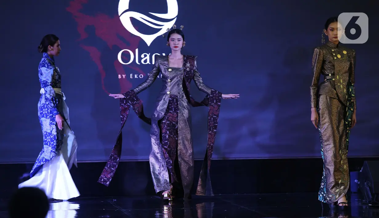 Model membawakan busana Batik Taliabu rancangan karya Eko Tjandra dalam Selaras Wastra saat  Cita & Cipta 2024 Liputan6 x Fimela di Shangrila Hotel, Jakarta, Rabu (31/7/2024). (Liputan6.com/Angga Yuniar)
