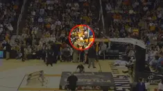 Video para freestyle basket yang menghebohkan penonton, karena saat beraksi salah satu di antara mereka mengalami kesalahan yang membuat seluruh badan masuk ke ring basket.
