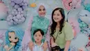 Tasya Kamila hadir bersama putra dan putrinya mengenakan busana warna cerah. Mereka tampil stylish dengan gaya masing-masing. [@aurelie.hermansyah].