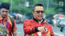 Mantan Menpora, Imam Nahrawi batik merah keluar menjalankan salat jumat saat proses penyidikan di Gedung KPK, Jakarta, Jumat (27/09/2019). Imam Nahrawi diperiksa sebagai tersangka dalam kasus dugaan suap dana hibah dari pemerintah terhadap KONI melalui Kemenpora. (merdeka.com/Dwi Narwoko)