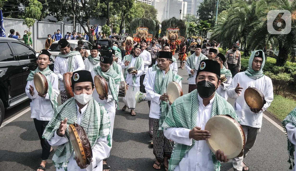 Pawai marawis saat mengiringi kedatangan ketiga petinggi KIB di Gedung KPU RI, Jalan Imam Bonjol, Jakarta Pusat, Rabu (10/8/2022). Kedatangan ketiga petinggi KIB tersebut terlihat mesra saat jalan bersama menuju Gedung KPU. (merdeka.com/Iqbal S Nugroho)