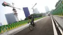 Sejumlah warga bersepeda di sepanjang jalan layang (elevated) Transjakarta rute Cileduk-Tendean di Jakarta, Minggu (26/2). (Liputan6.com/Immanuel Antonius)