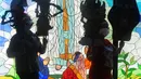 Umat Katolik membawa wayang yang akan dijadikan ornamen dekorasi Natal di Gereja Santo Barnabas, Tangerang Selatan, Banten, Kamis (23/12/2021). Sejumlah gereja di Indonesia mulai melakukan persiapan dan pemasangan dekorasi untuk menyambut misa dan perayaan Natal 2021. (merdeka.com/Arie Basuki)