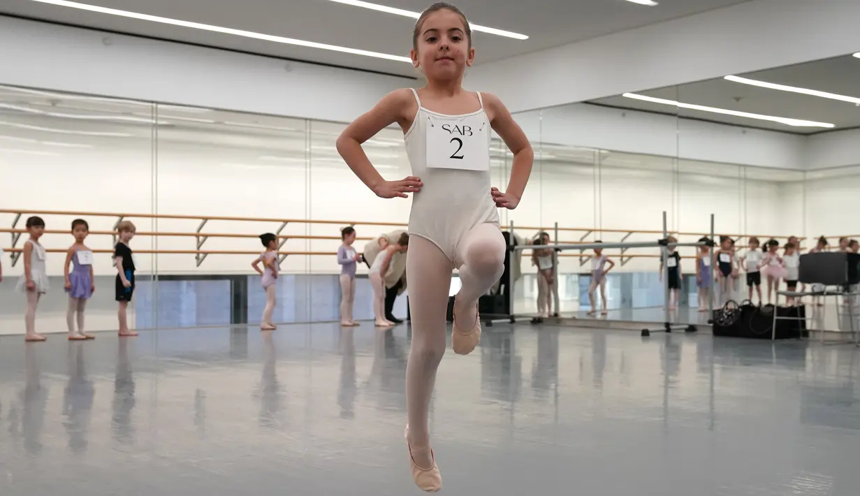 Angelica DeRosa mengikuti audisi sekolah balet terkenal di dunia, School of American Ballet (SAB), di Lincoln Center, New York, Senin (1/4). Sekolah balet ini memilih sekitar 100 anak perempuan dan laki-laki berusia 6 tahun untuk mengikuti pelatihan pada musim gugur nanti. (TIMOTHY A. CLARY/AFP)