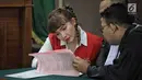 Aktris Roro Fitria berbincang dengan kuasa hukum saat mengikuti sidang perdana kasus narkoba di Pengadilan Negeri Jakarta Selatan, Jakarta, Kamis (28/6).  Roro Fitria ditangkap di rumahnya saat menunggu pesanan sabu dari YK. (Liputan6.com/Faizal Fanani)