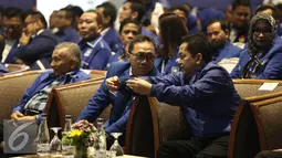 Zulkifli Hasan berbincang dengan Ketua Umum Komite Ekonomi dan Industri Nasional (KEIN), Soetrisno Bachir saat pembukaan Rapat Kordinasi Nasional Pemenangan Pemilu Partai Amanat Rakyat di Jakarta, Rabu (14/12). (Liputan6.com/Faizal Fanani)