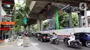Kondisi lalu lintas di sekitar proyek pembangunan jembatan penyeberangan orang (skywalk) di kawasan Kebayoran Lama, Jakarta, Rabu (2/11/2022). Pengerjaan skywalk sepanjang 500 meter dengan desain cahaya artistik dan dilengkapi fasilitas lift nantinya mengintegrasikan Stasiun Kebayoran dengan Halte Transjakarta Koridor 8 dan Koridor 13. (Liputan6.com/Herman Zakharia)