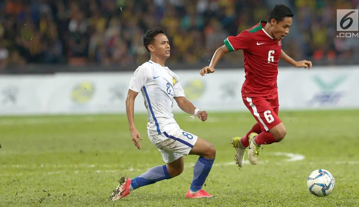 Pemain Timnas U-22, Evan Dimas menggiring bola pada pertandingan Sepak Bola Indonesia melawan Malaysia di Stadion Shah Alam, Selangor, Sabtu (26/08). Indonesia kalah 0-1 dari tuan rumah Malaysia di Sea Games 2017. (Liputan6.com/Faizal Fanani)