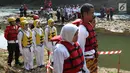 Komunitas Ciliwung bersama pelajar dan warga mengikuti upacara bendera di Sungai Ciliwung, Depok, Jumat (17/8). Upacara di tengah aliran Sungai Ciliwung tersebut dalam rangka memperingati HUT ke-73 Republik Indonesia. (Liputan6.com/Immanuel Antonius)