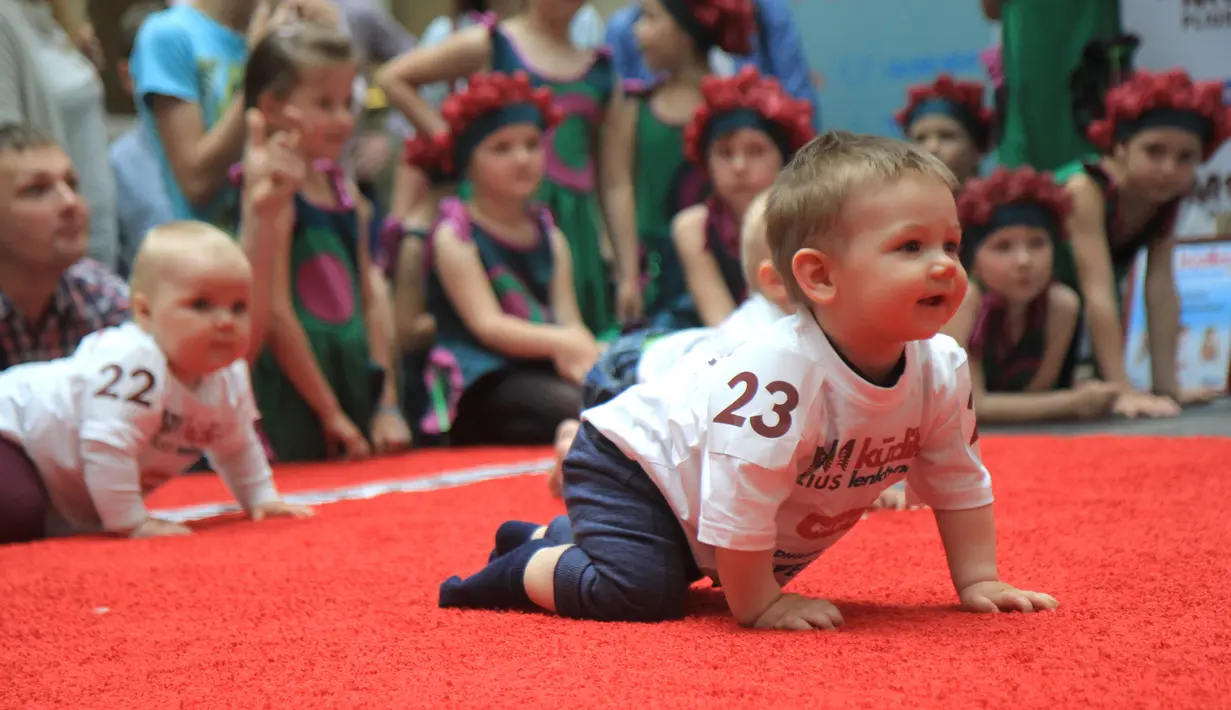 Ekspresi seorang bayi saat mengikuti lomba merangkak untuk memperingati Hari Anak Internasional di Vilnius, Lithuania, Kamis (1/6). Orang tua memberikan iming-iming benda kesukaan buah hatinya saat mengikuti lomba. (Petras Malukas/AFP)