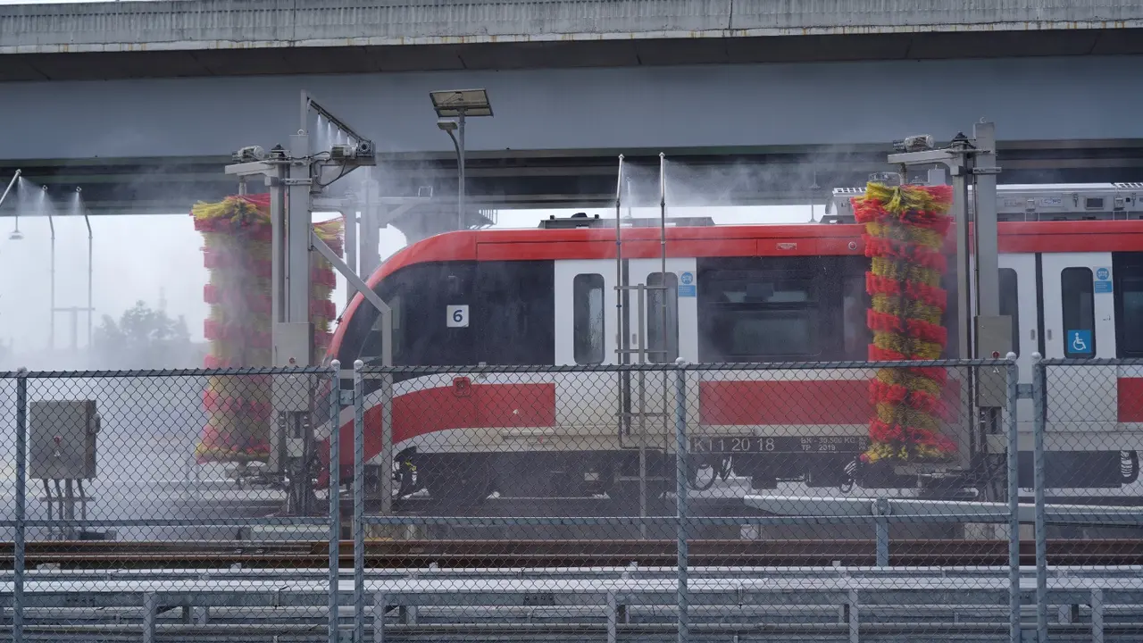 LRT Jabodebek telah mengandalkan fasilitas Automatic Train Wash Plant (ATWP), sebuah sistem pencucian kereta otomatis berteknologi tinggi yang tidak hanya cepat dan efisien, tetapi juga ramah lingkungan.