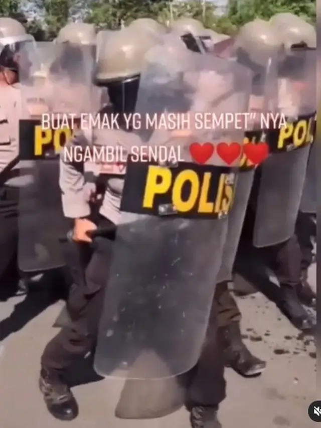 emak-emak ambil sandal di tengah barikade polisi