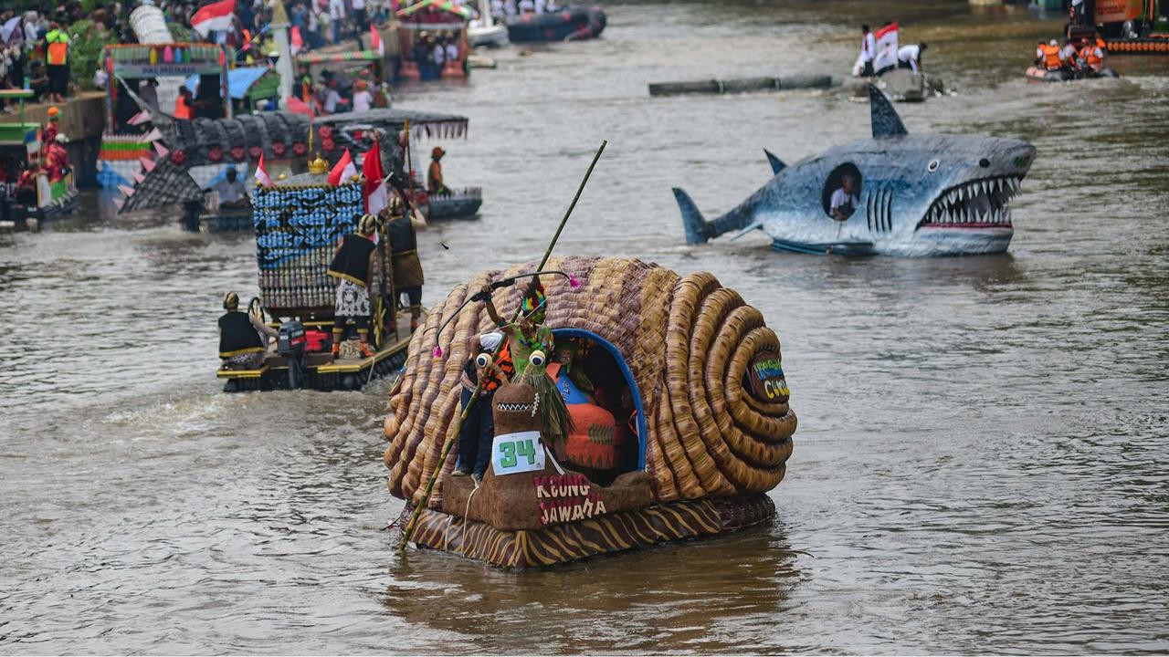 Foto: Seru! Festival Perahu Daur Ulang Hiasi Ciliwung, 43 Perahu Melaju dari Sampah Plastik