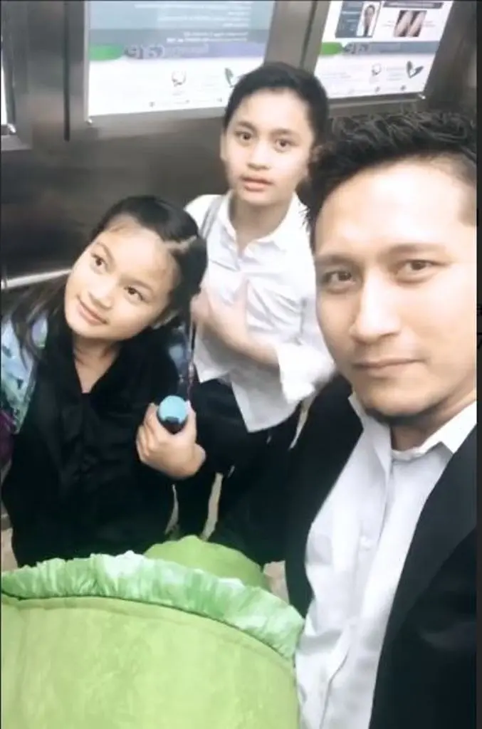 Arie Untung bersama anak-anak menjaga Fenita (Foto: Instagram)
