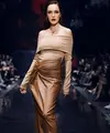 Cathy Sharon masih punya pesona yang memikat di usia 42 tahun dengan tampil bak supermodel di runway [@cathysharon]