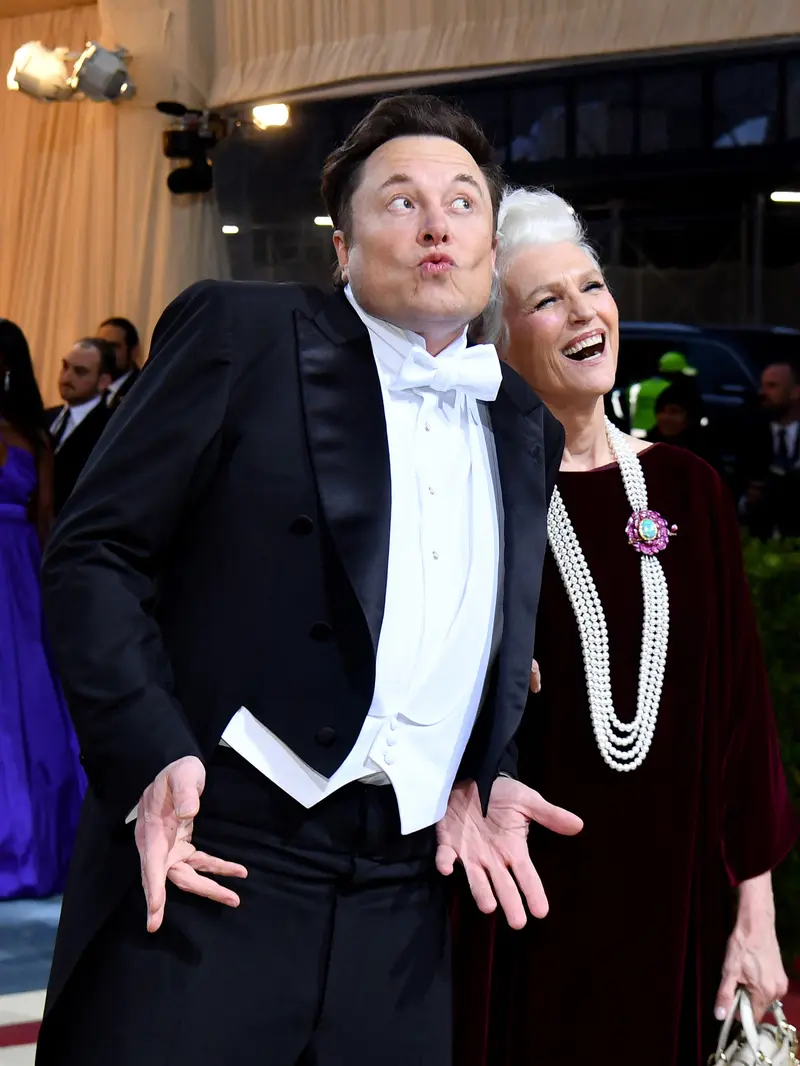 FOTO: Elon Musk Bawa Ibunya yang Supermodel ke Met Gala 2022