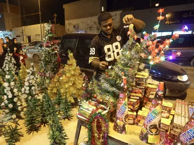 Warga Libya membeli dekorasi dan kembang api menjelang perayaan Maulid Nabi Muhammad di ibu kota Tripoli, Rabu (6/11/2019). Umat Islam memperingati Maulid Nabi yang merupakan hari peringatan kelahiran Nabi Muhammad SAW pada setiap tanggal 12 Rabiul Awal. (Mahmud TURKIA / AFP)