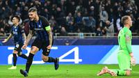 Striker Inter Milan, Mauro Icardi, merayakan gol yang dicetaknya ke gawang Barcelona pada laga Liga Champions di Stadion San Siro, Milan, Selasa (6/11). Kedua klub bermain imbang 1-1. (AFP/Miguel Medina)