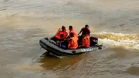 Tim BNBP saat melakukan pencarian jasad Rio, bocah hilang dimangsa buaya ganas sungai Batanghari. (Bangun Santoso/Liputan6.com)