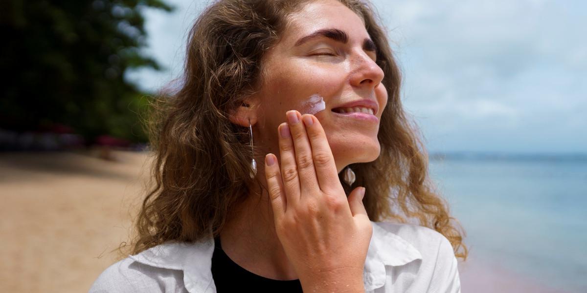Sunscreen atau Sunblock? Kenali Bedanya agar Kulit Sehat di Bawah Terik Matahari