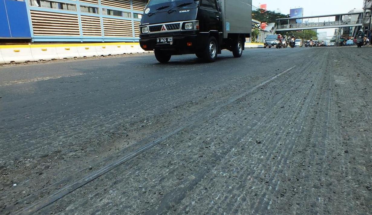 Rel trem yang ditemukan di bawah aspal jalanan depan halte Transjakarta Glodok, Jakarta. (Source: redigest.web.id)