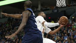 Cleveland Cavaliers, Dwyane Wade (kanan) berusaha melakukan lay up melewati pemain Minnesota Timberwolves, Gorgui Dieng pada laga NBA basketball game di Target Center, Minneapolis, (8/1/2018). Minnesota menang 127-99. (AP/Jim Mone)