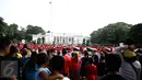 Antusias warga melihat anggota Paspampres melakukan prosesi pergantian jaga Istana Kepresiden di depan Istana Merdeka, Minggu (28/8). Ini merupakan pelaksanaan seremoni pergantian pasukan jaga istana untuk yang kedua kalinya (Liputan6.com/Faizal Fanani)