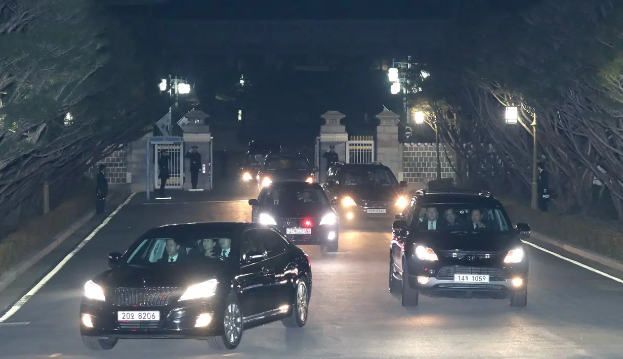 Iring-iringan mobil yang membawa Park Geun-hye keluar dari Blue House menuju kediaman pribadinya di Seoul, Minggu (12/3). Park Geun-Hye telah resmi dimakzulkan dari posisi Presiden Korea Selatan terkait skandal korupsi. (Baek Seung-yul/Yonhap via AP)