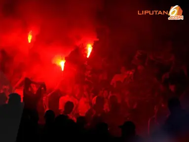Jakmania menyalakan flare saat merayakan gol yang tercipta dari para pemain Persija (Liputan6.com/Helmi Fithriansyah)