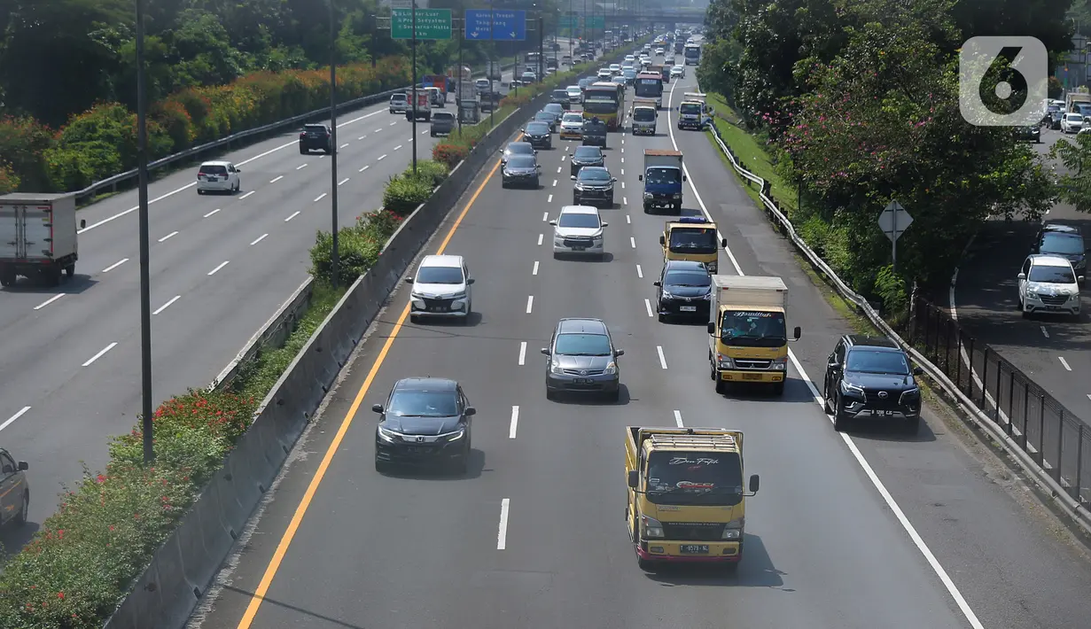 Sejumlah truk melintas di jalan tol di kawasan Jakarta, Senin (19/12/2022). Pemerintah akan membatasi pergerakan angkutan barang bagi truk-truk besar baik yang melewati jalan tol atau jalan arteri pada masa libur Natal 2022 dan Tahun Baru 2023 (Nataru). (Liputan6.com/Angga Yuniar)