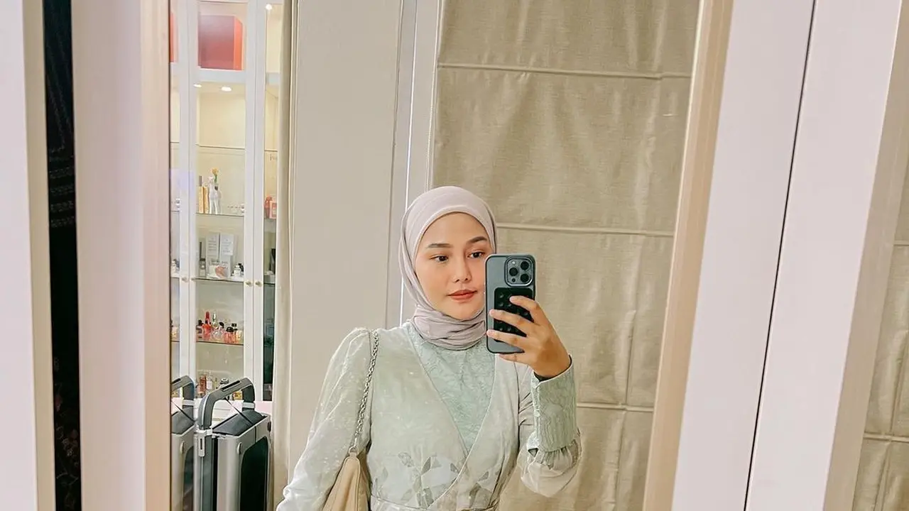 8 Potret Gaya Selebgram Dara Arafah, Inspirasi Tampil Stylish dengan Modest Wear