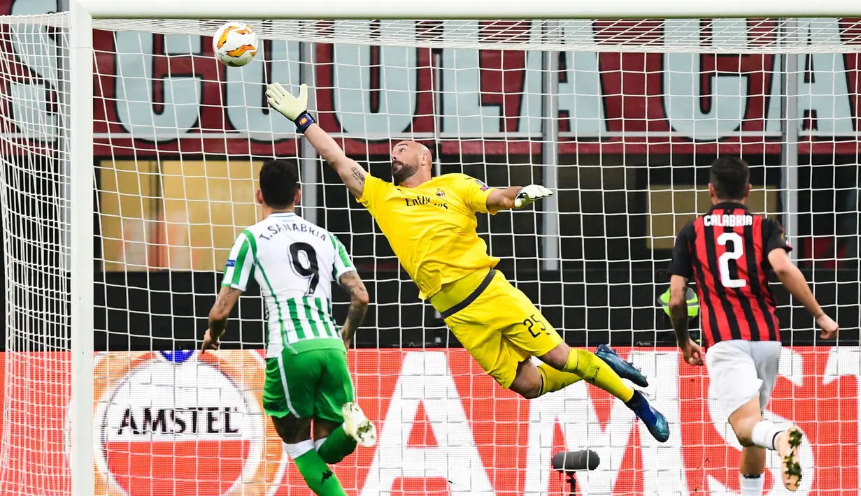 Pepe Reina telah mencatatkan 29 clean sheet dari 71 penampilan di Liga Europa bersama enam tim yang berbeda, yaitu AC Milan, Napoli, Liverpool, Lazio, Villareal, dan Barcelona. Sayangnya, kiper berkebangsaan Spanyol tersebut belum sekalipun mencicipi gelar juara. Kini, Reina bergabung bersama Villareal. (AFP/Miguel Medina)