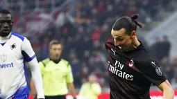 Striker AC Milan, Zlatan Ibrahimovic mengontrol bola saat bertanding melawan Sampdoria pada pertandingan lanjutan Liga Serie A Italia di stadion San Siro (6/1/2020).  Ibrahimovic sebelumnya memperkuat AC Milan pada 2010-2012. (AP Photo/Antonio Calanni)