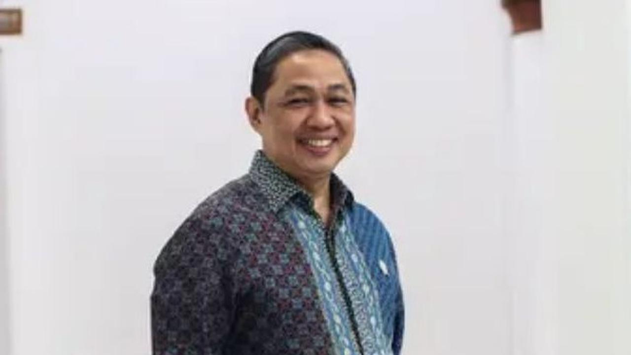 Wakil Menteri Luar Negeri, Anis Matta berpose usai wawancara khusus dengan Liputan6.com di Jakarta, Selasa (18/2/2025).