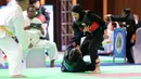 <p>Atlet pencak silat putri Indonesia, Safira Dwi Meilani (kanan) menghadapi wakil Vietnam, Nguyen Huang Hong An pada nomor tanding putri kelas B Pencak Silat SEA Games 2023 di Chroy Changvar International Convention and Exhibition Center, Phnom Penh, Kamboja, Rabu (10/05/2023). (Bola.com/Abdul Aziz)</p>