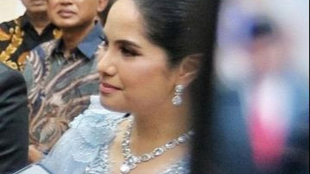 Karena penampilannya yang cantik itu, Annisa menjadi sorotan para pewarta foto yang sedang meliput momen pelantikan AHY sebagai Menteri ATR BPN menggantikan Hadi Tjahjanto. Foto: Liputan6.com / Angga Yuniar