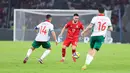 Menariknya, Verdonk mampu menjalankan tugas tersebut dengan sangat baik. Ia tampil tenang saat menguasai bola, memiliki akurasi umpan yang tinggi, dan tak ragu menghadapi duel, bahkan dalam situasi satu lawan dua atau tiga pemain sekaligus. (Bola.com/M. Iqbal Ichsan)