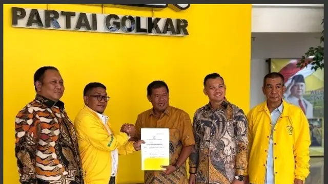 Calon Bupati dan Calon Wakil Bupati Eman Suherman-Dena Muhamad Ramdhan resmi menerima Surat Keputusan (SK) persetujuan B1-KWK dari Partai Golkar untuk mengikuti kontestasi Pilbup Majalengka 2024.