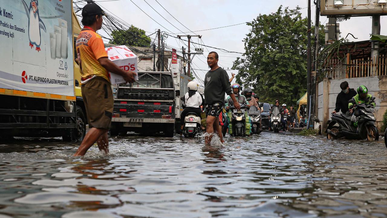 Banjir di Jalan Kamal Raya Jakarta Barat