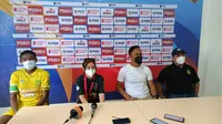 Prilly Latuconsina merayakan kemenangan Persikota Tangerang atas Persikasi pada Liga 3. (Liputan6.com/Pramita Tristiawati)