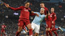 Bek Liverpool, Virgil van Dijk (kiri), saat bersua Manchester City pada laga lanjutan Premier League 2018-2019 di Stadion Etihad, 3 Januari 2019. (AFP/Paul Ellis)