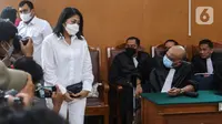 Terdakwa Putri Candrawathi bersiap menjalani sidang lanjutan dalam kasus pembunuhan Brigadir Yosua Hutabarat di Pengadilan Negeri Jakarta Selatan, Rabu (18/1/2023). Putri Candrawathi dijerat dengan Pasal 340 KUHP subsider Pasal 338 KUHP juncto Pasal 55 Ayat 1 ke 1 KUHP. Ia dianggap menjadi bagian dari pembunuhan berencana terhadap Brigadir J pada 8 Juli 2022. (Liputan6.com/Johan Tallo)