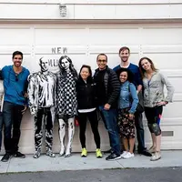 Pria melamar dengan menggunakan kostum mural membuat siapapun yang melihatnya langsung tersenyum. (Foto: Diply)