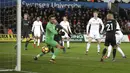 Gelandang Manchester City, David Silva, mencetak gol ke gawang Swansea City pada laga Premier League di Stadion Liberty, Rabu (13/12/2017). Manchester City menang 4-0 atas Swansea City. (AP/Nick Potts)