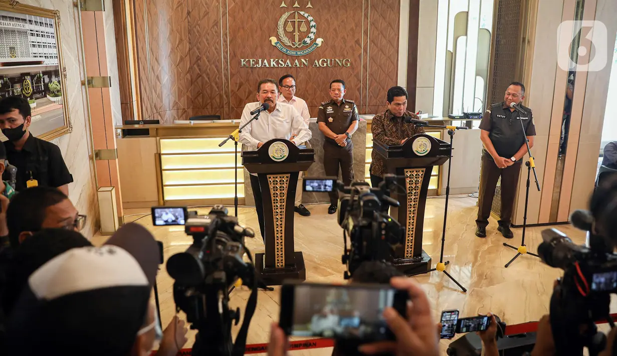 Menteri BUMN Erick Thohir (tengah) bersama Jaksa Agung ST Burhanuddin (kiri) dan Kapuspenkum Kejaksaan Agung Ketut Sumendana (kanan) menyampaikan keterangan usai pertemuan terkait penyerahan pengelolaan aset perkara Jiwasraya dan Asabri dari Kejaksaan Agung kepada Kementerian BUMN di Gedung Kejaksaan Agung, Jakarta, Senin (6/3/2023). Dalam pertemuan tersebut, Erick Thohir mengungkapkan ada penemuan kasus baru untuk diproses dan diselidiki oleh Kejaksaan Agung. (Liputan6.com/Faizal Fanani)